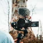 Camara el gimbal con microfono haciendo vlog