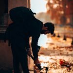 gimbal con camara al ras del suelo en atardecer